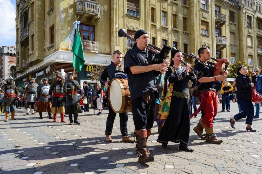 Hagyományőrzők felvonulása a Hollóének Hungarica kíséretében - Temesvári Magyar Napok